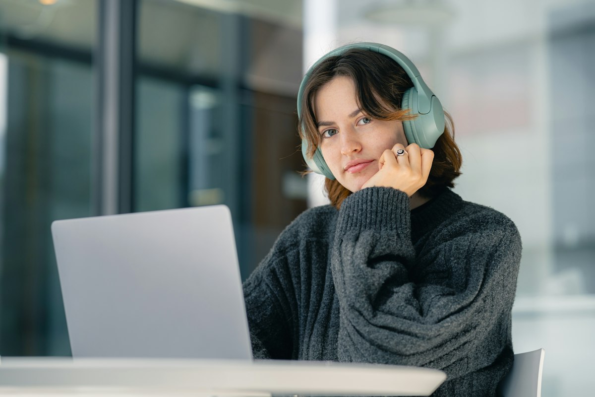 Aluna concentrada durante uma aula online com fones de ouvido